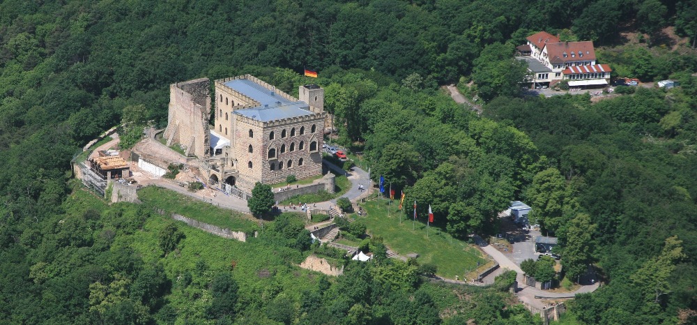 Luftaufnahme des Hambacher Schlosses